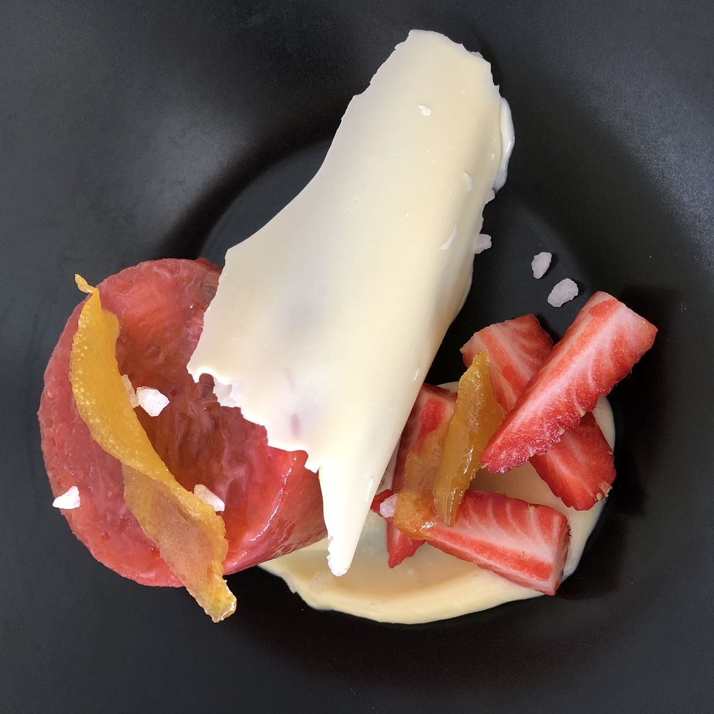 fraises en gelée de rhubarbe, tuile chocolat blanc